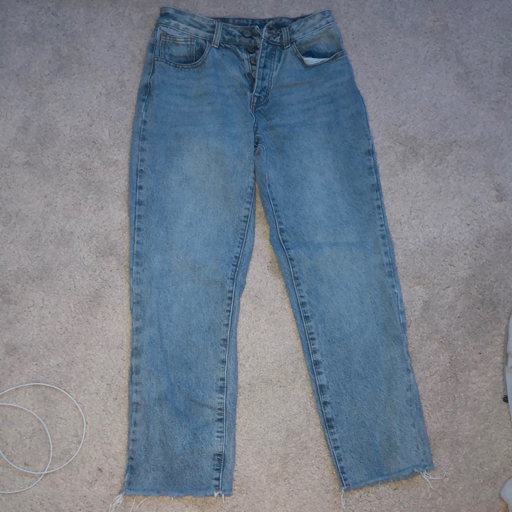 Light wash jeans with 4 buttons
